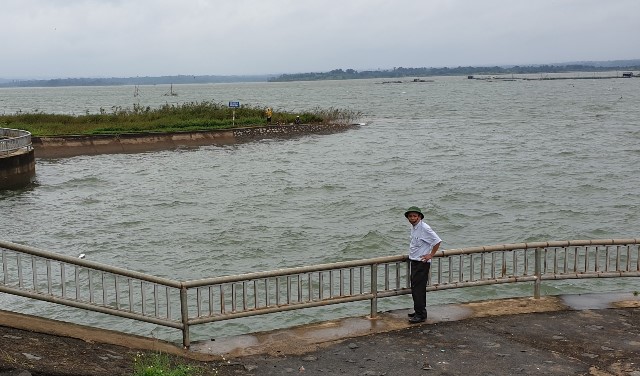 Cán bộ Phòng NN-PTNT huyện Krông Pắc kiểm tra thực tế tại Hồ chứa nước Krông Búk Hạ