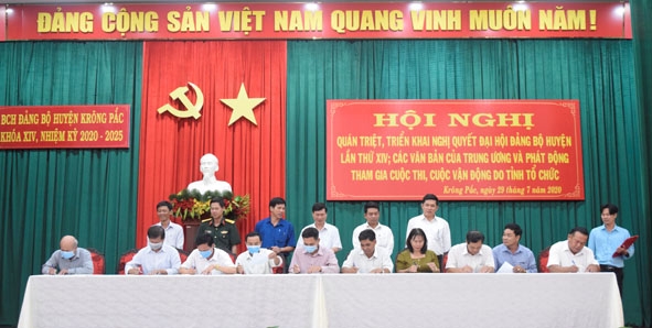 Các đại biểu ký kết hưởng ứng tham gia các cuộc thi, cuộc vận động do tỉnh tổ chức tại Hội nghị quán triệt, triển khai Nghị quyết  Đại hội Đảng bộ huyện Krông Pắc lần thứ XIV.