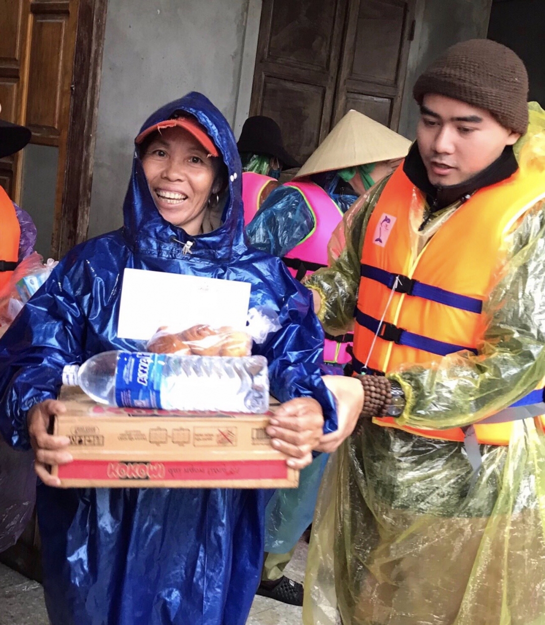 Nhiều đoàn từ thiện của tỉnh Đắk Lắk đã đến xã Phong Chương (huyện Phong Điền, tỉnh Thừa Thiên Huế) để trao tận tay nhu yếu phẩm. Ảnh: C.Xin