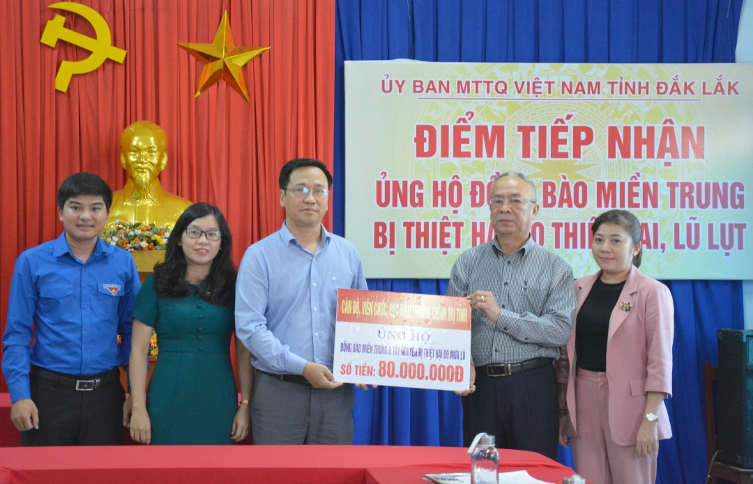 Lãnh đạo Ủy ban MTTQ Việt Nam tỉnh tiếp nhận kinh phí ủng hộ của Trường Chính trị tỉnh.