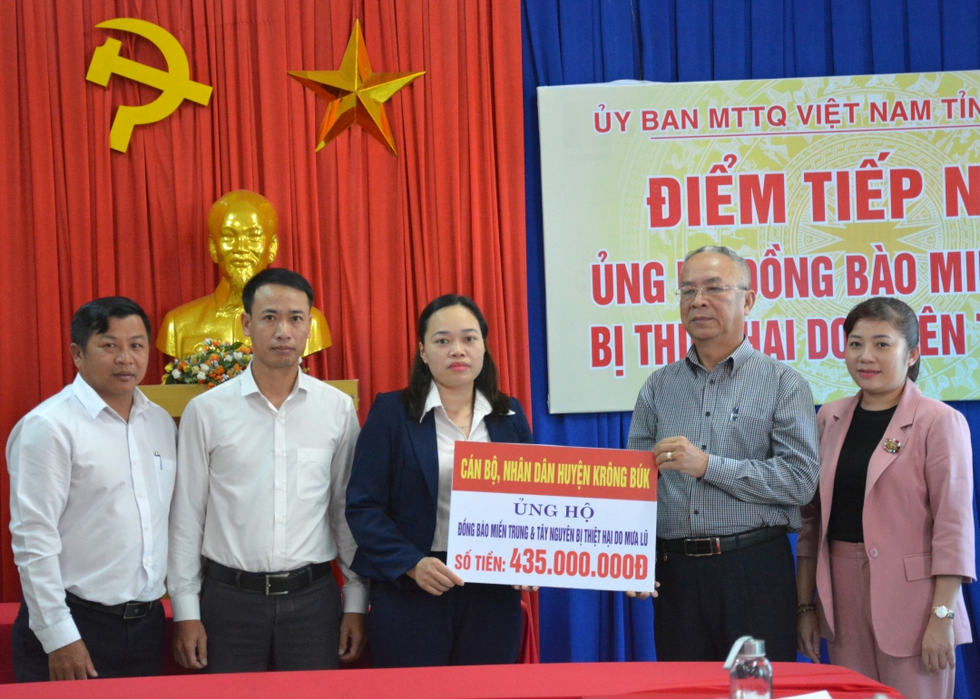 Huyện K rông Búk trao kinh phí ủng hộ.