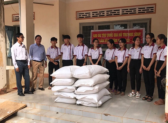 Cục Dự trữ Nhà nước khu vực Nam Tây Nguyên tiến hành cấp phát gạo cho học sinh huyện Cư Kuin năm học 2019-2020