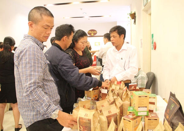 HTX Nông nghiệp sản xuất và thương mại Sáu Nhung (huyện Đắk Hà, tỉnh Kon Tum) trưng bày, giới thiệu  các sản phẩm cà phê bột tại Hội thảo chia sẻ kinh nghiệm Dự án đổi mới sáng tạo ngành cà phê. 