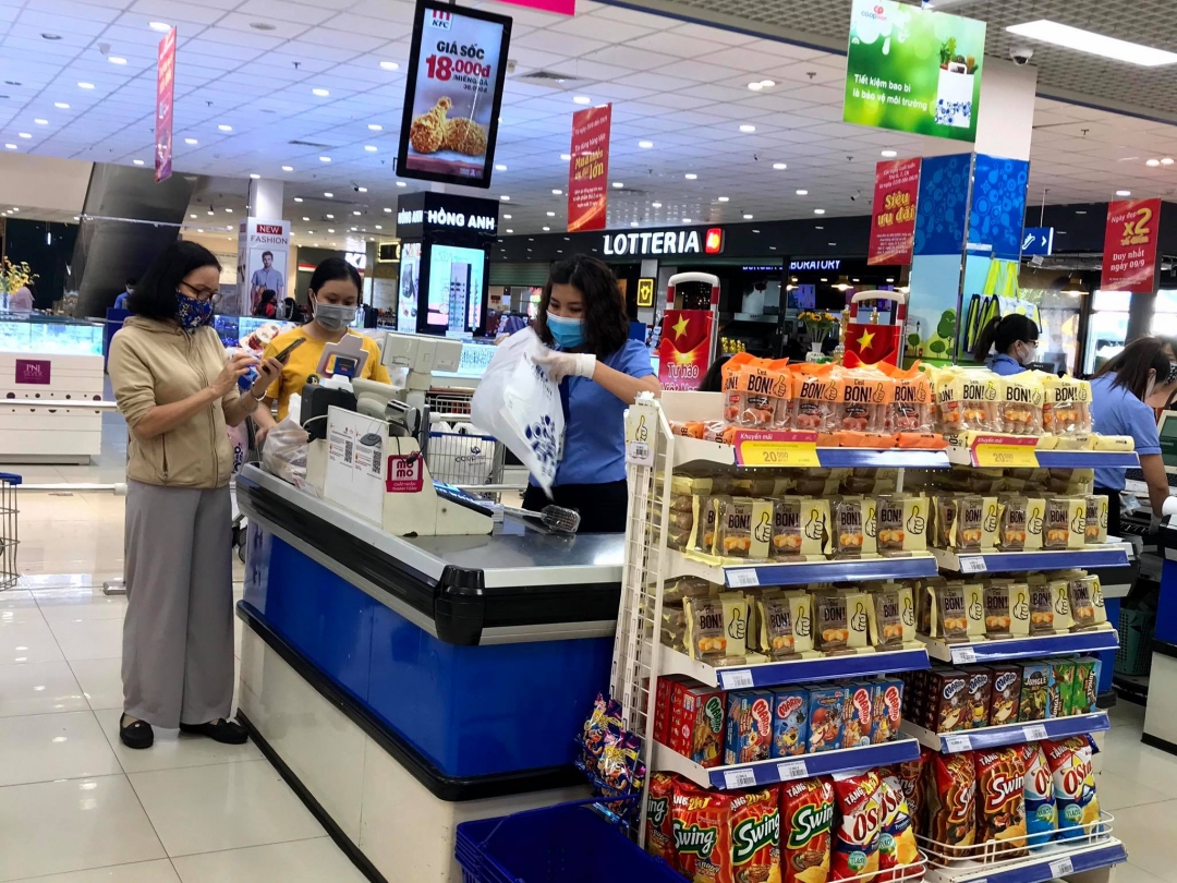 Khách hàng thanh toán không dùng tiền mặt khi mua sắm tại siêu thị Co.opmart Buôn Ma Thuột. Ảnh: Đỗ Lan