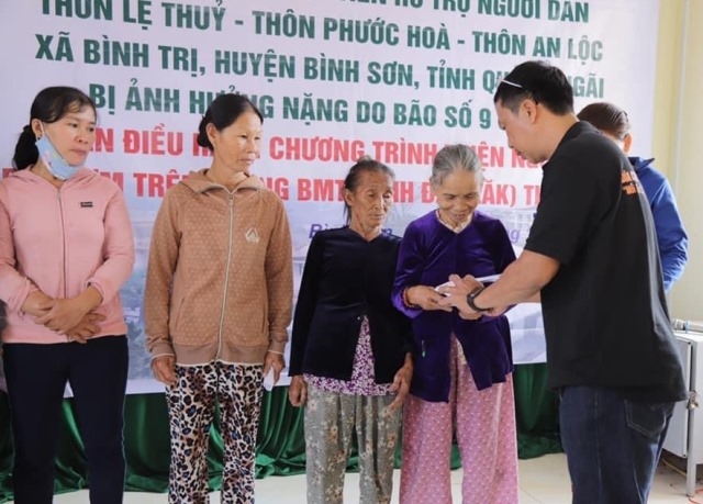 Người dân xã Bình Trị, huyện Bình Sơn, tỉnh Quảng Ngãi nhận quà hỗ trợ từ Ban điều hành 