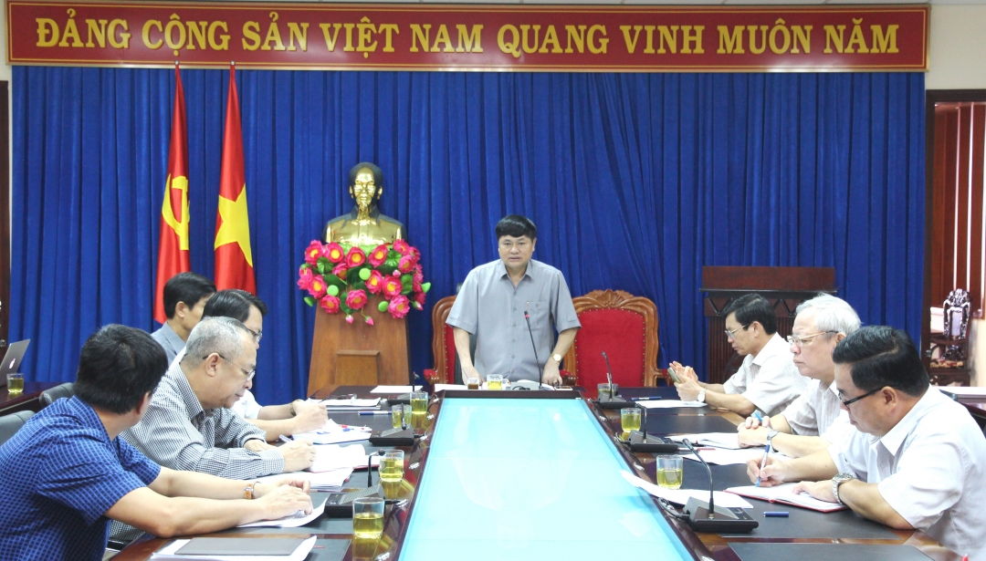 Phó Bí thư Thường trực Tỉnh ủy Phạm Minh Tấn chủ trì hội nghị giao ban. 