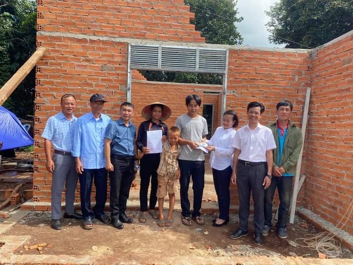 Các đoàn thể huyện Cư M'gar vận động kinh phí xây nhà tặng hộ nghèo Bàn Sồi Lâm tại buôn Dao,  xã Ea Kuêh.  Ảnh: Đ.Lan