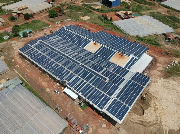 Hệ thống điện mặt trời trên mái nhà của một khách hàng tại xã Ea Uy, huyện Krông Pắc. Ảnh: Đ.Lan