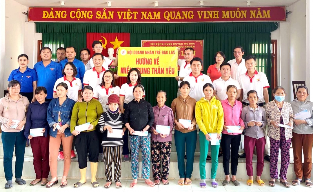 Đại diện Hội Doanh nhân trẻ và Hội LHTN Việt Nam tỉnh trao quả tặng người dân tại xã