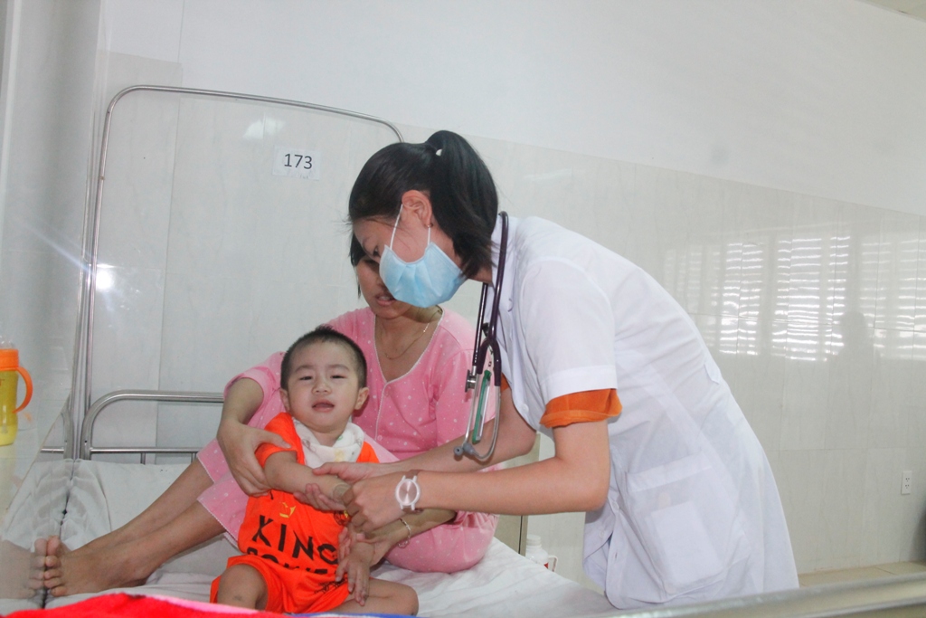 Trẻ mắc bệnh tay chân miệng điều trị tại Bệnh viện Đa khoa vùng Tây Nguyên. 