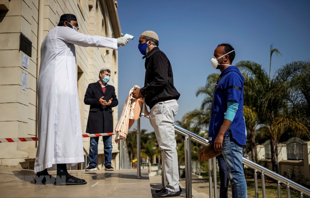 Kiểm tra thân nhiệt phòng lây nhiễm Covid-19 tại Midrand, Johannesburg, Nam Phi. Ảnh: AFP/TTXVN