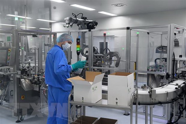 Dây chuyền sản xuất vắc xin ngừa Covid-19 tại một công ty công nghệ sinh học ở Strelna, Nga. Ảnh: AFP/TTXVN
