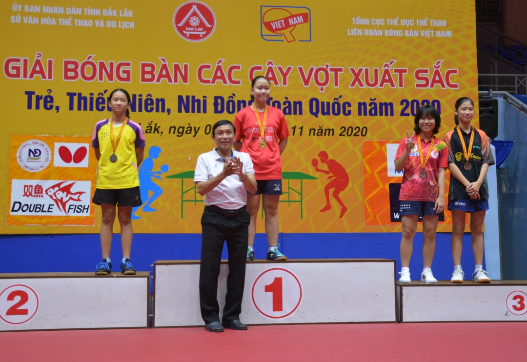 Ban tổ chức trao giải cho vận động viên đoạt thành tích cao, nôi dung đơn nữ , tuổi 12-13.