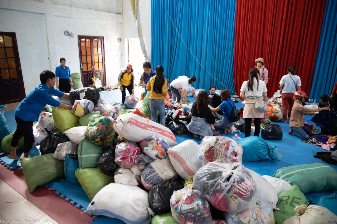 Người dân huyện Ea Kar quyên góp đồ dùng để ủng hộ đồng bào miền Trung bị ảnh hưởng bởi lũ lụt.