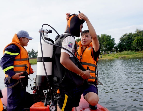 Cán bộ, chiến sĩ Phòng Cảnh sát PCCC - CNCH thực tập lặn cứu nạn ở hồ Ea Kao (TP. Buôn Ma Thuột).  