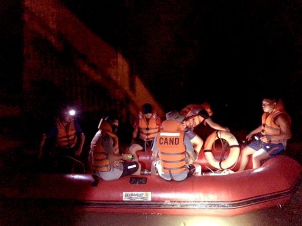 Đội Chữa cháy cứu nạn cứu hộ số 1 (Phòng Cảnh sát PCCC-CNCH) suốt đêm tìm kiếm thi thể nạn nhân dưới sông Sêrêpốk. 