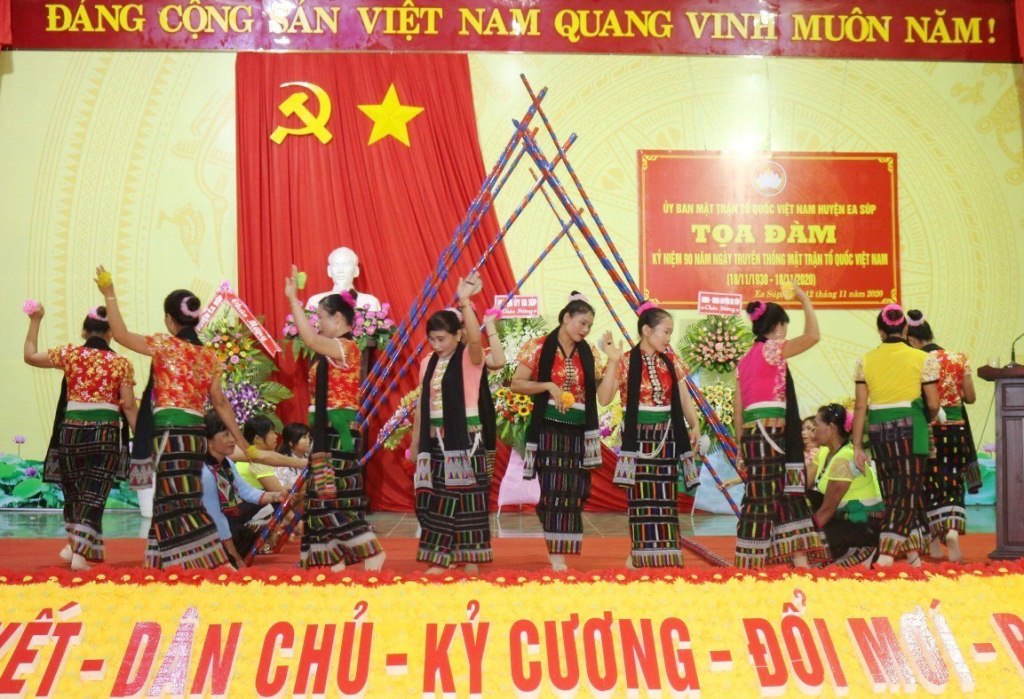 Một tiết mục văn nghệ chào mừng kỷ niệm 90 năm Ngày thành lập Mặt trận Tổ quốc Việt Nam