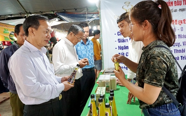 Các đại biểu tham quan một gian hàng Phiên chợ hàng Việt về miền núi năm 2020 2020 tại huyện Krông Bông.