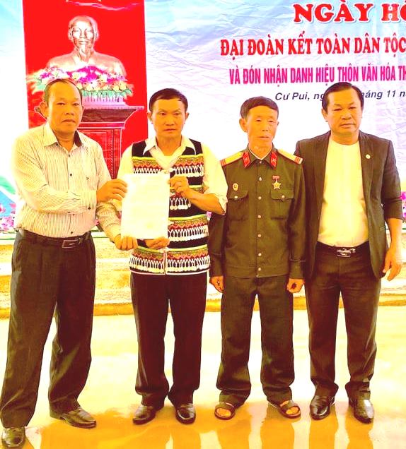 Đại diện lãnh đạo huyện trao quyết định công nhận Thôn văn hóa cấp huyện cho thôn Cư Tê.