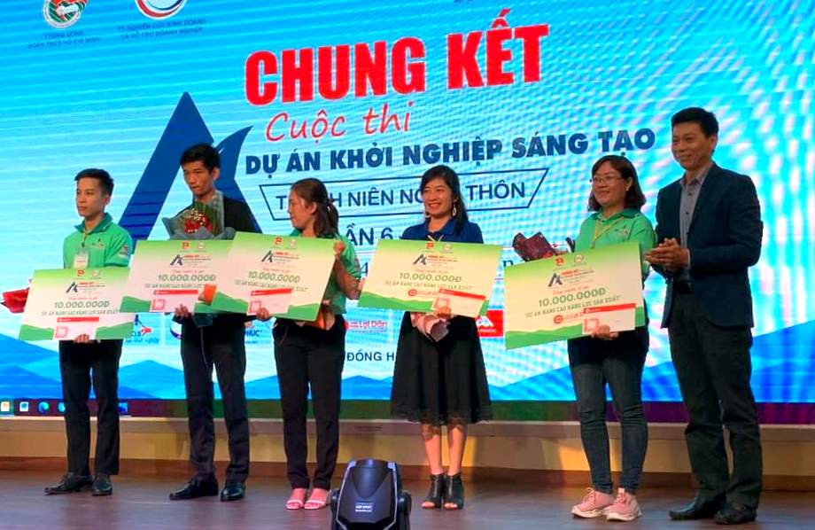 Chị Phạm Thị Thu Hằng ở xã Ea Kly, huyện Krông Pắk (thứ 3 bên phải) nhận giải thưởng Hỗ trợ thiết bị nông nghiệp – Nâng cao năng lực sản xuất.