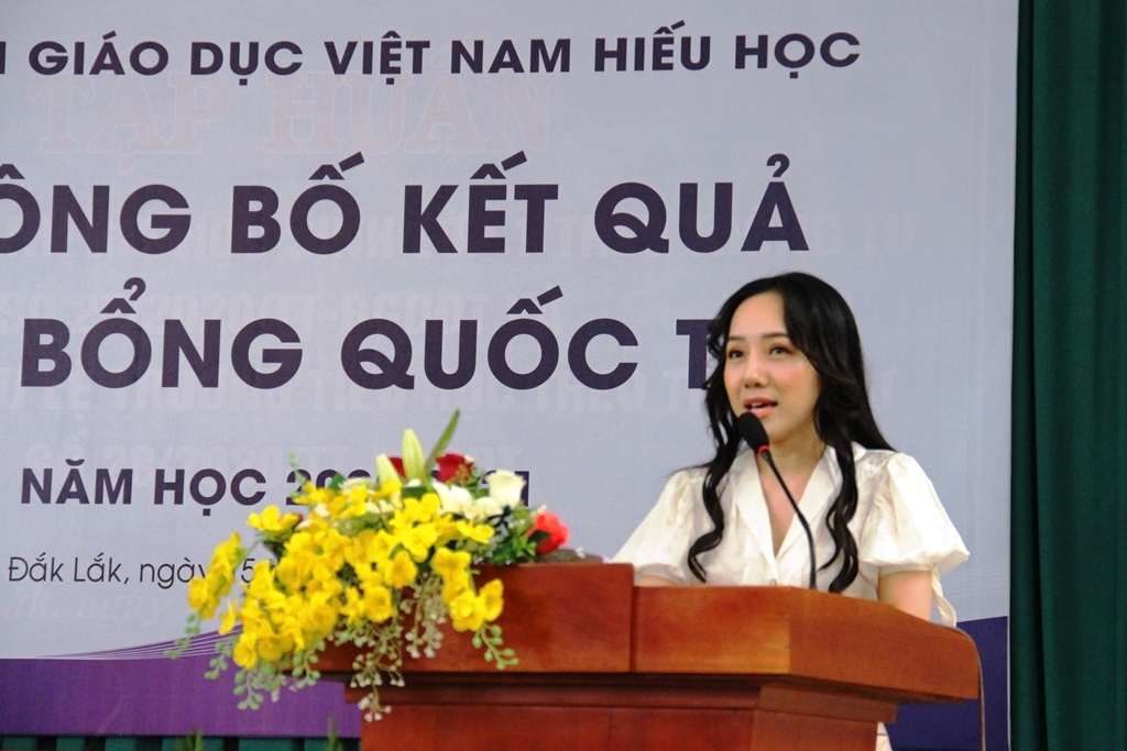 Đại diện Tập đoàn Giáo dục Việt Nam Hiếu học thông tin về chương trình học bổng quốc tế