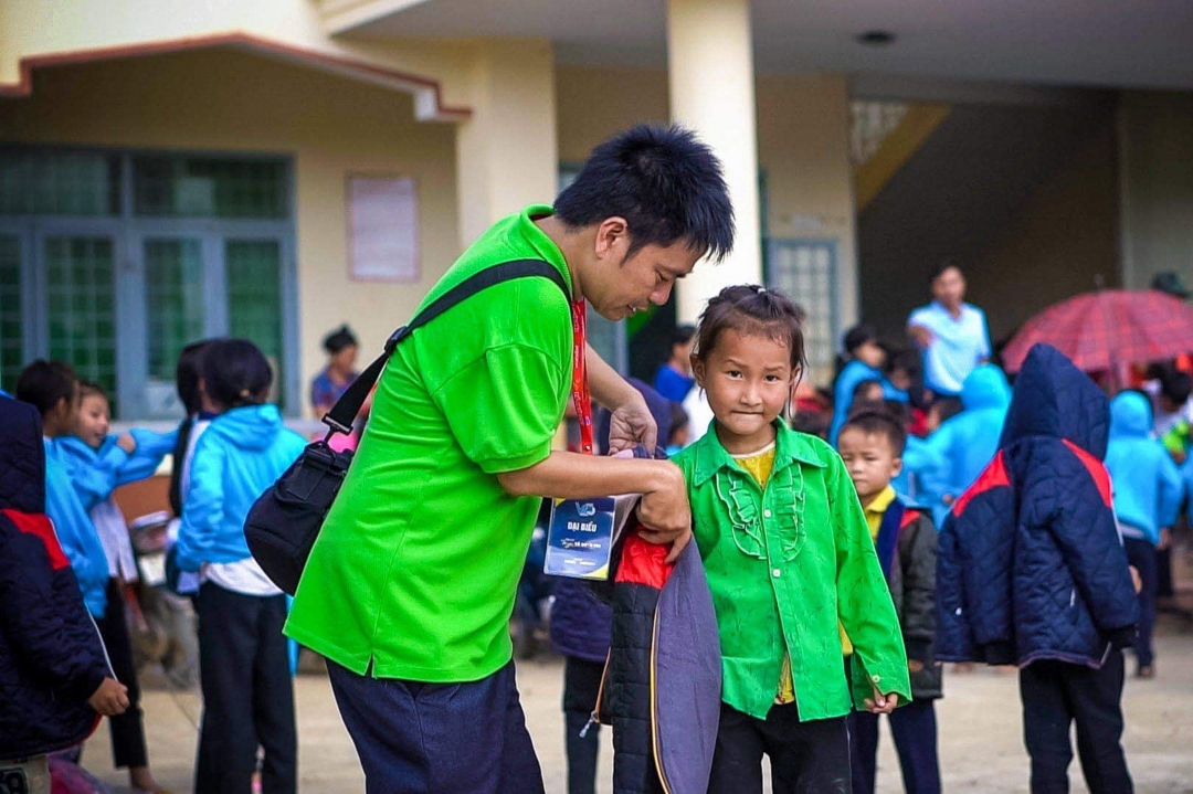 Trẻ em vùng sâu huyện M'Drắk nhận áo mới do một nhóm thiện nguyện trao tặng.  