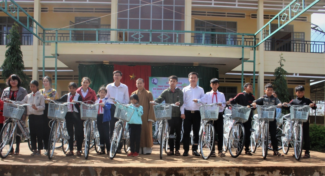 Đại diện Quỹ Bảo trợ trẻ em Đắk Lắk, Sở Ngoại vụ và chính quyền địa phương huyện Krông Búk trao tặng xe đạp cho các em học sinh trường THCS Phan Chu Trinh