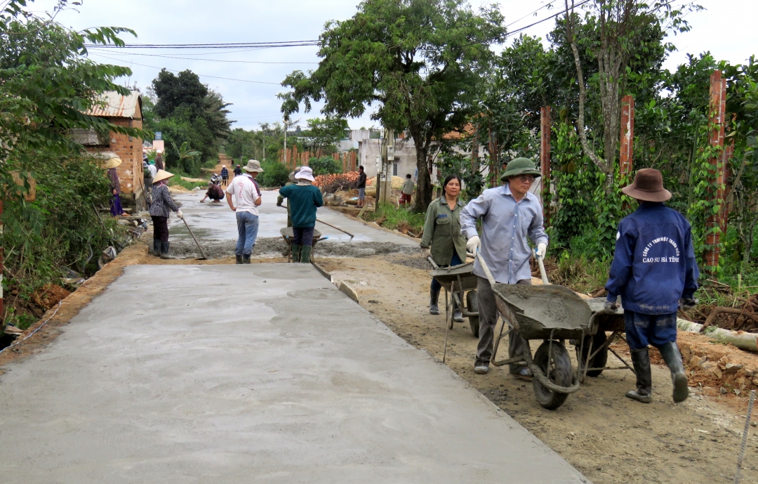Người dân thôn 7, xã Ea Đar đóng góp tiền, ngày công làm đường giao thông nông thôn.