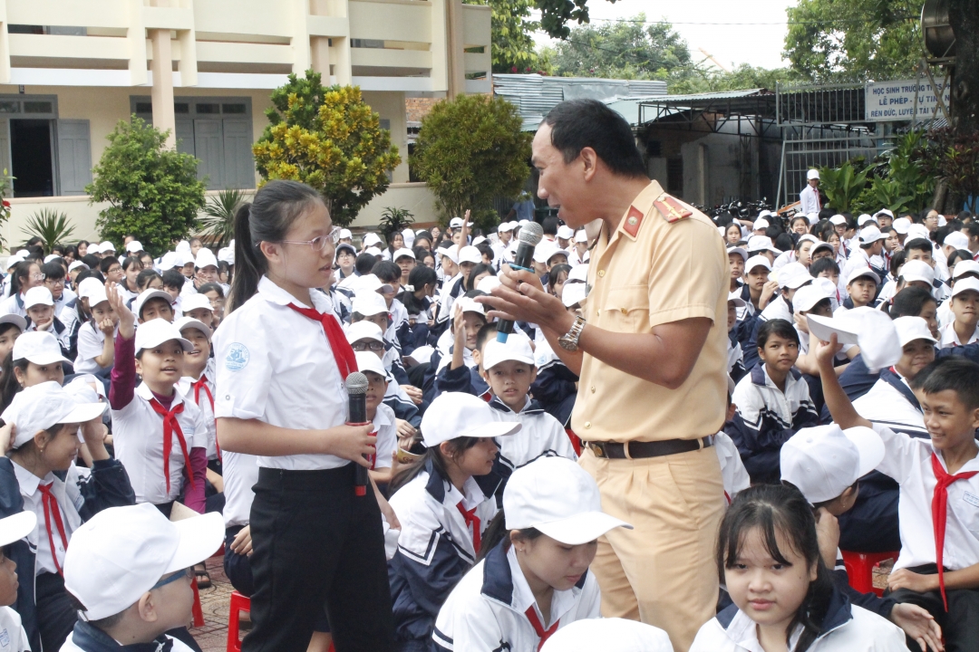 Công an TP. Buôn Ma Thuột tuyên truyền an toàn giao thông đường bộ cho học sinh Trường THCS Phạm Hồng Thái (TP. Buôn Ma Thuột).