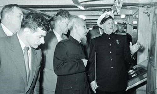 Chủ tịch Hồ Chí Minh thăm Chiến hạm Rạng Đông ở Leningrad, tháng 8-1957.  Ảnh: TTXVN