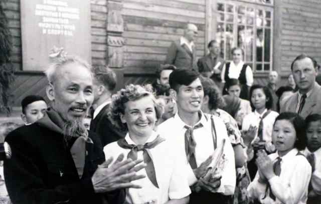 Chủ tịch Hồ Chí Minh với các cháu thiếu nhi tại trại thiếu nhi của Bộ Công nghiệp hàng không ở Mat-xcơ-va năm 1954.  Ảnh tư liệu