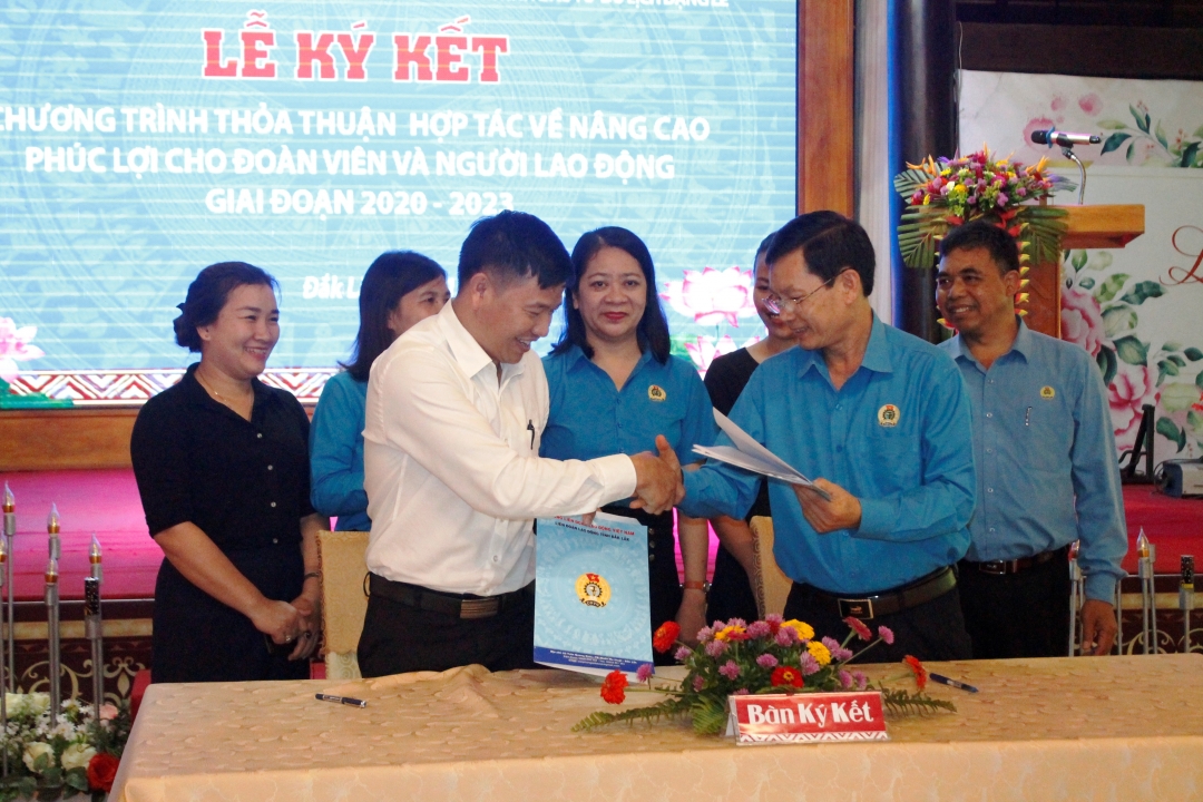 Công ty TNHH Đầu tư du lịch Đặng Lê và LĐLĐ tỉnh ký kết thỏa ước nâng cao phúc lợi cho đoàn viên. 