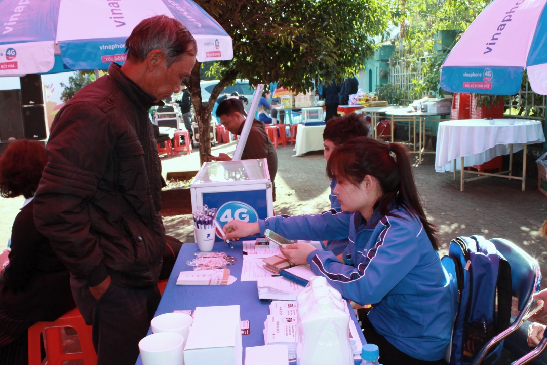 Người lao động tìm hiểu các chính sách ưu đãi tại gian hàng lưu động của VNPT Đắk Lắk. 