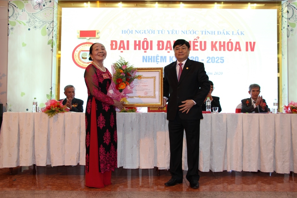 Phó Bí thư Thường trực Tỉnh ủy Phạm Minh Tấn trao Huân chương Lao động hạng Ba cho bà Nguyễn Thị Ngọc Lý