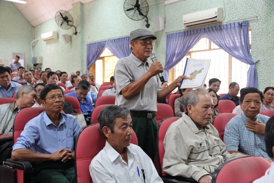 Cử tri Lê Văn Thông (phường Ea Tam) nêu kiến nghị tại buổi tiếp xúc.