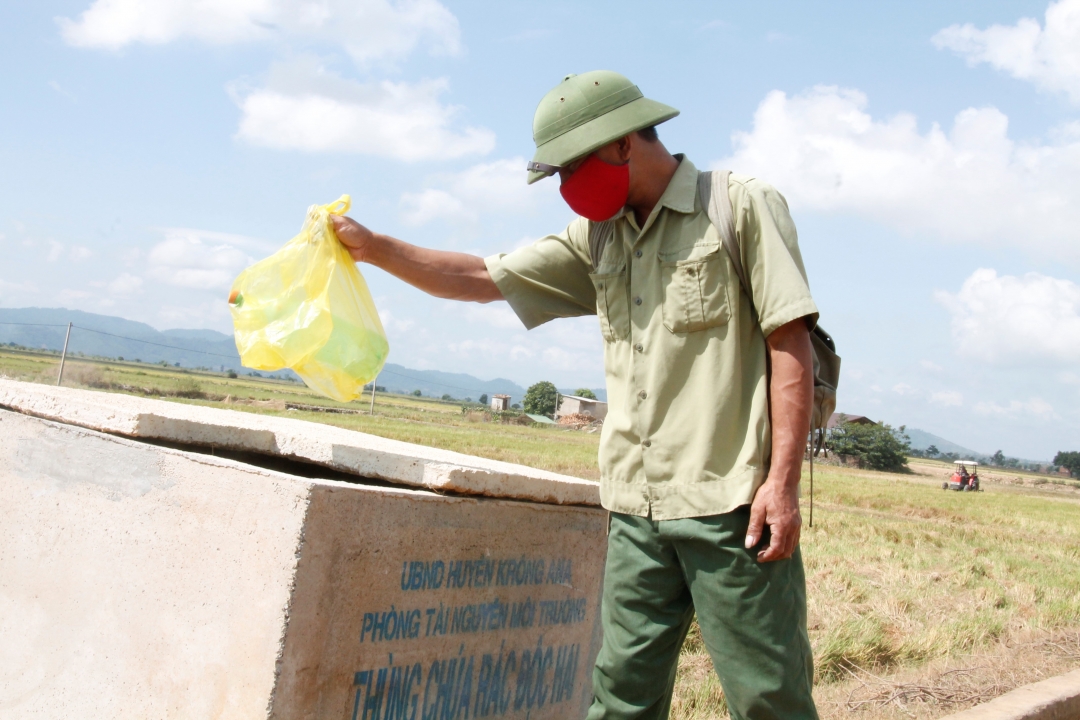 Bể chứa rác độc hại đặt tại cánh đồng khu vực thị trấn Buôn Trấp. 