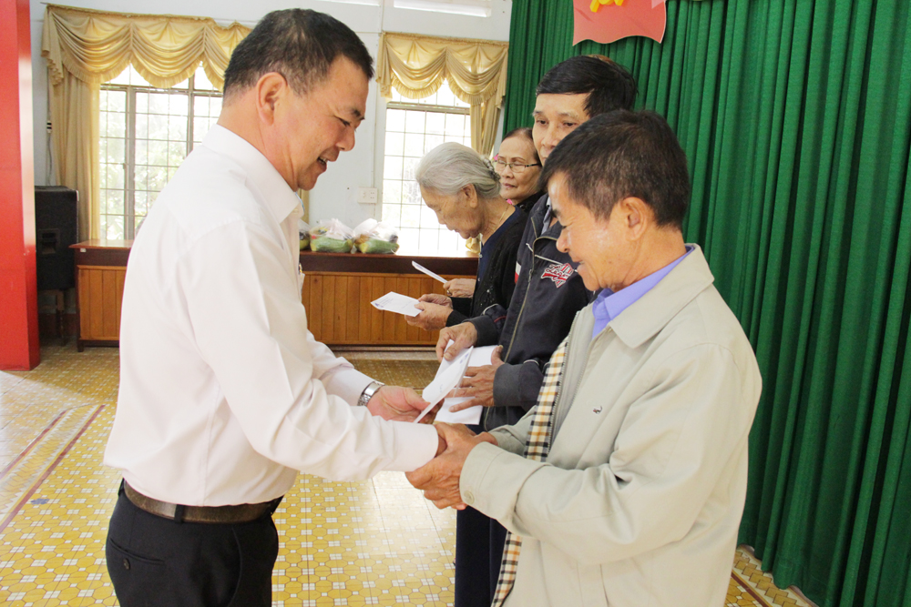 Ông Dương Thanh Trung, Phó Chủ tịch Ủy ban MTTQ Việt Nam TP. Buôn Ma Thuột trao tiền hỗ trợ các hộ khó khăn do tai nạn, bệnh hiểm nghèo