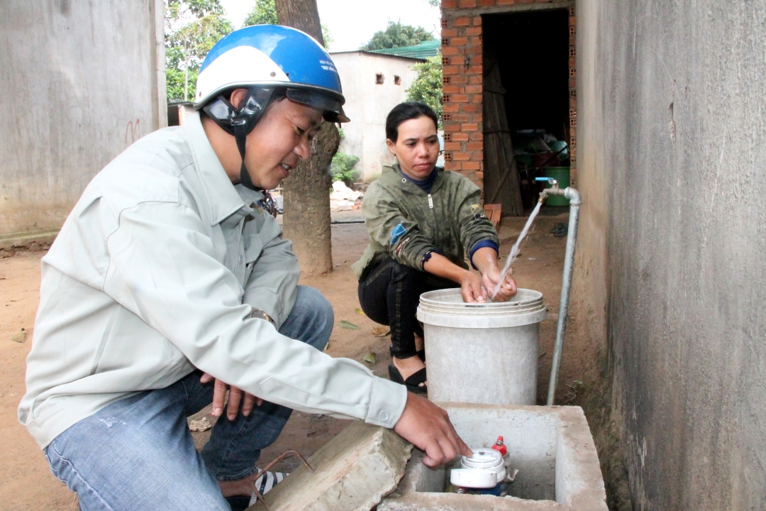 Cán bộ quản lý  Công trình cấp nước sinh hoạt xã Tân Tiến (huyện Krông Pắc) kiểm tra việc vận hành của công trình  tại hộ dân.   