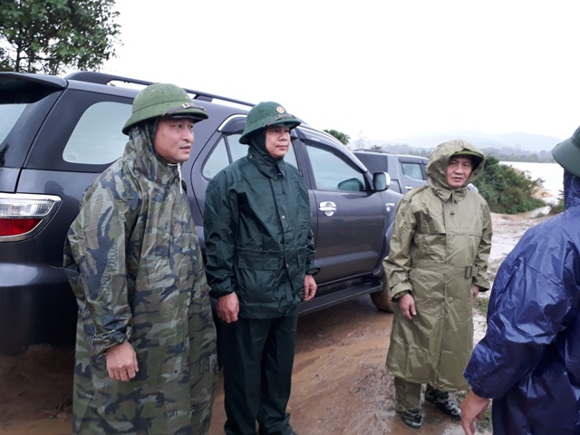 Lãnh đạo huyện M'Drắk kiểm tra tình hình mưa lũ tại xã Cư San.