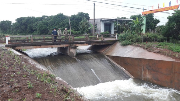 Ban Chỉ huy Phòng chống thiên tai và Tìm kiếm cứu nạn huyện Ea Kar kiểm tra tình hình mưa lũ ở xã Cư Elang.  										Ảnh: Thuận Nguyễn