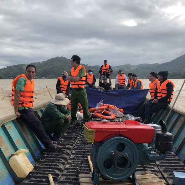  Lực lượng cứu hộ  vào thôn Liên Kết 2, xã Buôn Tría (huyện Lắk) hỗ trợ  người dân vận chuyển tài sản (lúa, gia cầm)  đến nơi  an toàn.
