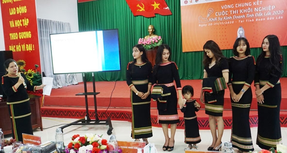 Thí sinh H’Ler Êban (huyện Cư Kuin) trình bày Dự án “Nhà may thổ cẩm Ami Sia” tại Vòng chung kết Cuộc thi Khởi nghiệp khởi sự kinh doanh tỉnh Đắk Lắk năm 2020.   