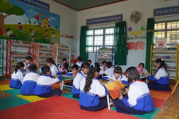 Giờ ra chơi, nhiều học sinh Trường Tiểu học Lê Văn Tám (xã Pơng Drang) tham gia đọc sách tại thư viện. 