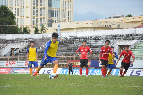 Một pha bóng của cầu thủ Đắk Lắk trong cuộc đối đầu với đội bóng Long An. 