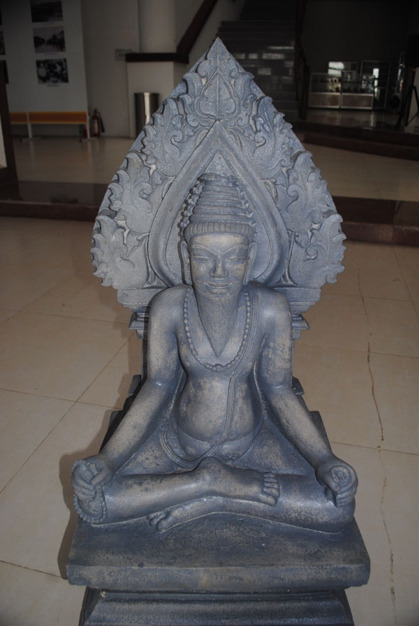 Phiên bản tượng Tu sĩ Champa  Phú Hưng (Tượng thần Shiva)  do Bảo tàng Tổng hợp tỉnh  Quảng Ngãi thực hiện. 