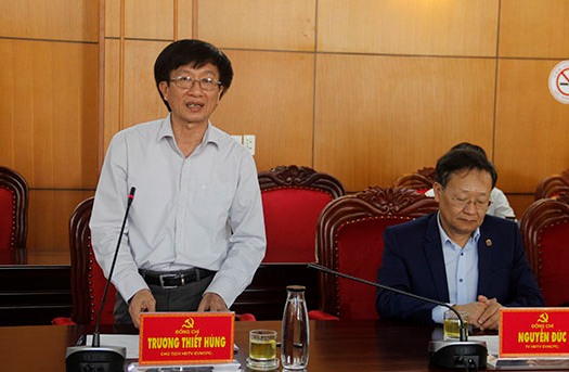 Chủ tịch Hội đồng thành viên Tổng Công ty Điện lực miền Trung Trương Thiết Hùng thông tin về tình hình sản xuất, cung ứng, đầu tư lưới điện trên địa bàn tỉnh