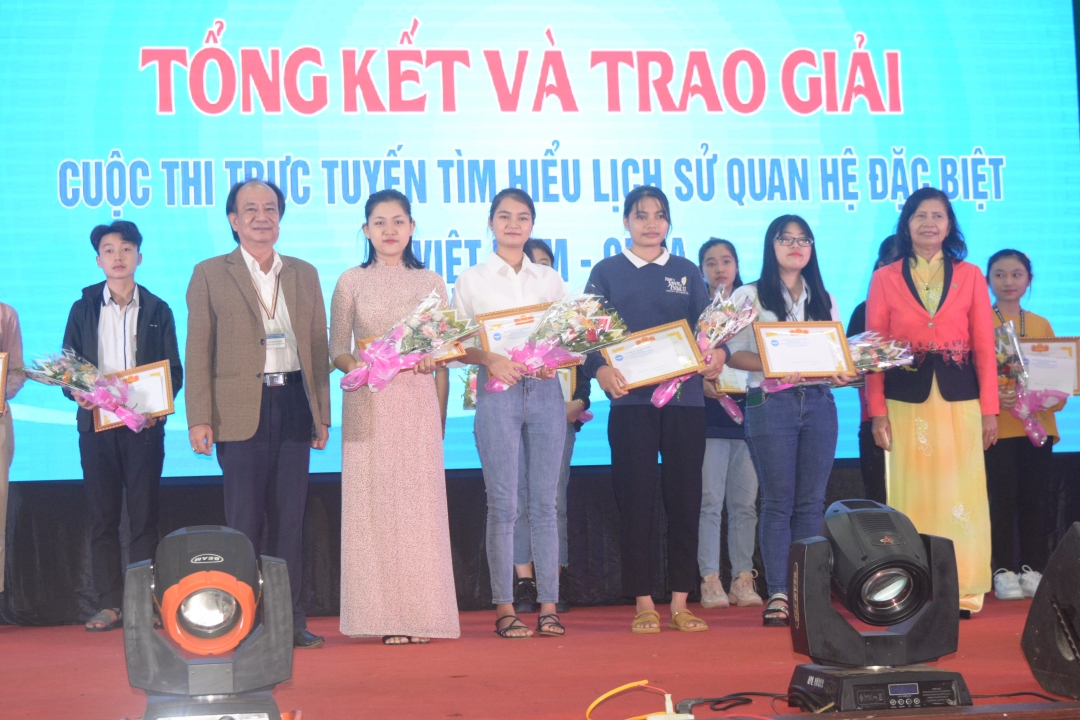 Ban tổ chức trao thưởng cho các thí sinh đoạt giải Nhất.