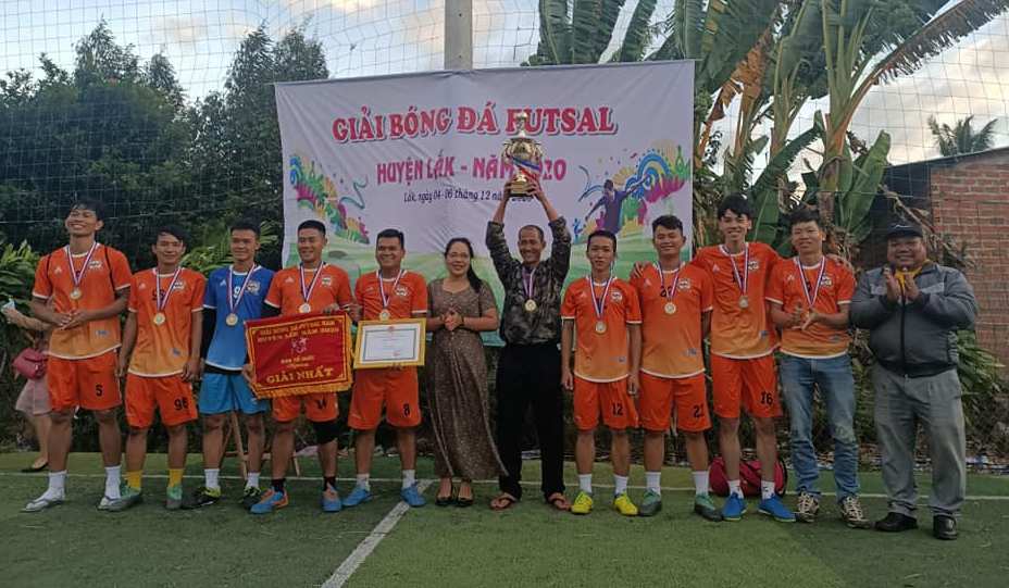 Ban Tổ chức trao Cúp Vô địch cho đội bóng xã Bông Krang.