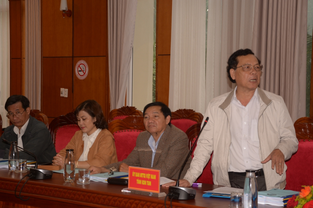 Đại diện Ủy ban MTTQ Việt Nam tỉnh Kom Tum phát biểu ý kiến tại hội nghị.