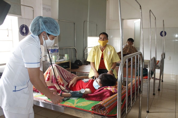 Bệnh nhân có thẻ BHYT điều trị bệnh tại Bệnh viện Đa khoa huyện Ea H'leo.  
